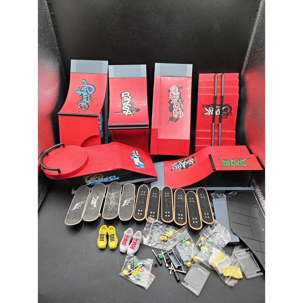 Hot Wheels Fingerboard Skate Park Lot Ramps Rails Obstacles w/ Mini Boards